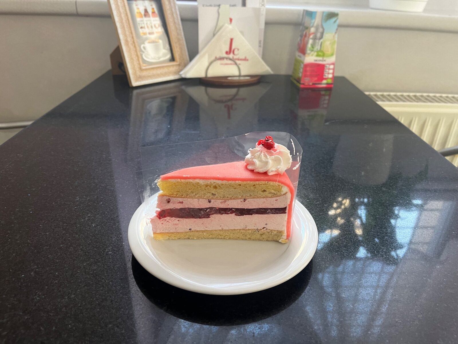 Marcipános ribizli torta